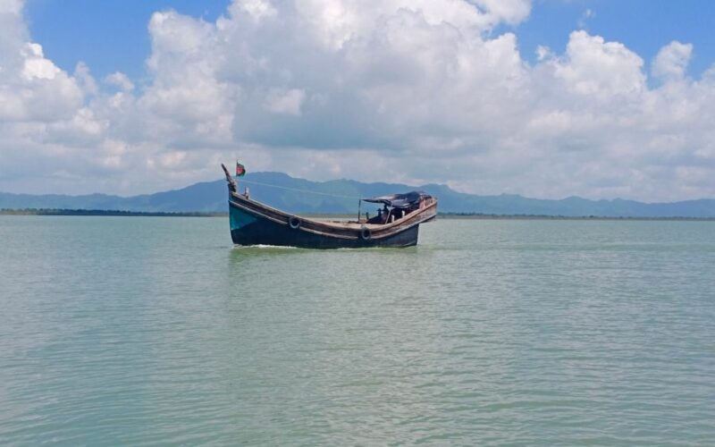 নৌকাসহ ২০ জেলেকে ধরে নিয়ে গেছে আরাকান আর্মি