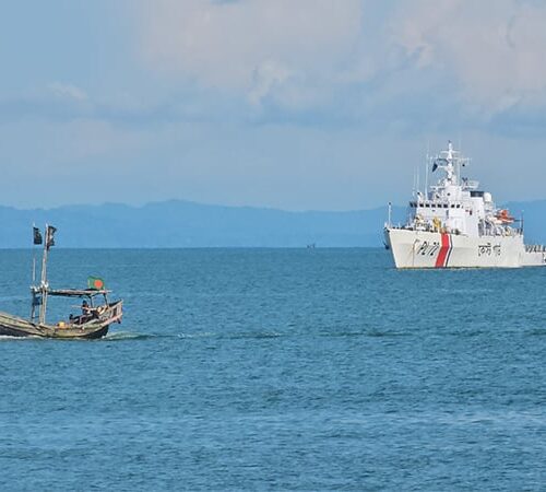 টেকনাফ-সেন্টমার্টিন নৌযান চলাচল বন্ধ, দ্বীপে নিত্যপণ্য সংকট