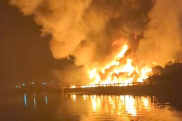 চট্টগ্রামে আগুন পুড়ছে ঝুটের গুদাম, নিয়ন্ত্রণে ৪ ইউনিট