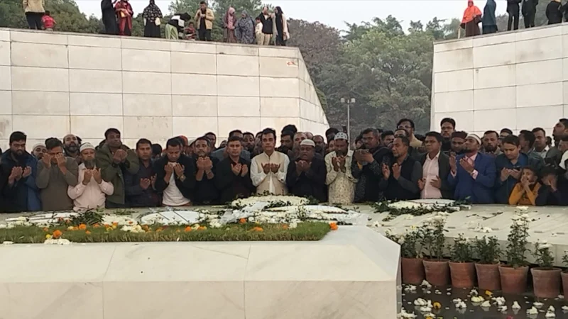 খালেদা জিয়ার কবরে যুবদল নেতা শাহীনের শ্রদ্ধা