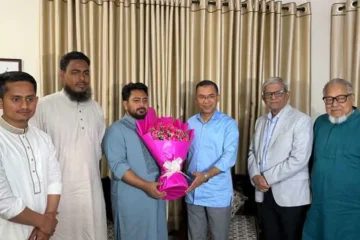 নাহিদ ইসলামের বাসায় তারেক রহমান