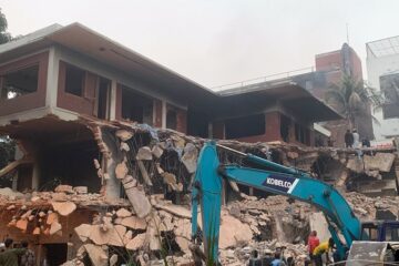 ধানমন্ডি ৩২ নম্বরে শ্রদ্ধা জানাতে গিয়ে তিনজন আটক