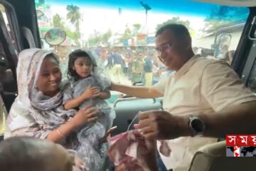 প্রধানমন্ত্রীকে টাকার মালায় বরণ করল ছোট্ট শিশু