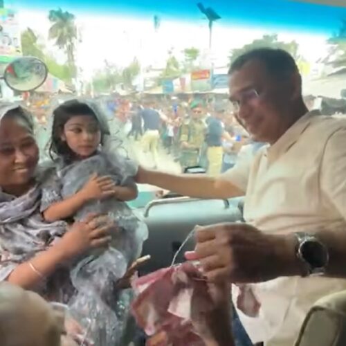 প্রধানমন্ত্রীকে টাকার মালায় বরণ করল ছোট্ট শিশু