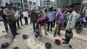 মাথার সুরক্ষা নাকি নিছক প্লাস্টিক? হেলমেট নিয়ে ডিএমপির অভিনব কর্মসূচি