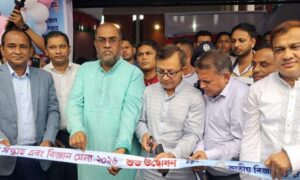 চামড়াশিল্পকে বিলিয়ন ডলারের রপ্তানি আয়ের খাতে গড়ে তোলা হবে : বাণিজ্যমন্ত্রী