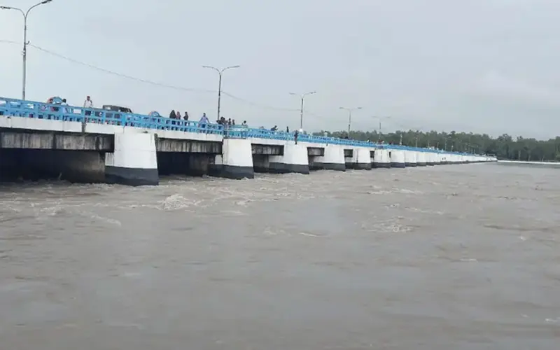 চার মাস পর দেশে ফিরলেন হরমুজে আটকে থাকা ‘বাংলার জয়যাত্রা’র ১৭ নাবিক