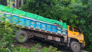 নিয়ন্ত্রণ হারিয়ে ট্রাক খাদে, চাপা পড়ে পথচারী নিহত