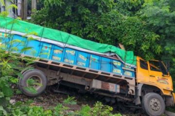 নিয়ন্ত্রণ হারিয়ে ট্রাক খাদে, চাপা পড়ে পথচারী নিহত