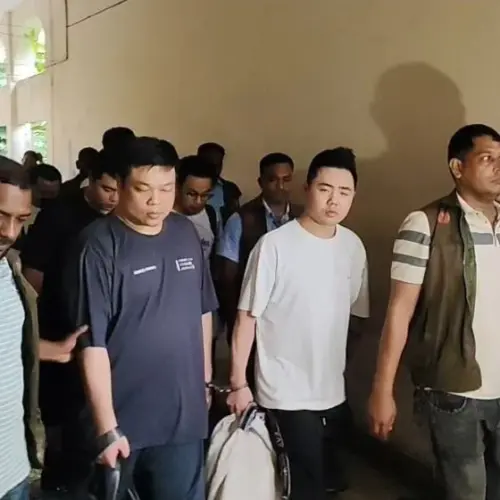 কক্সবাজারে দুই হাজার আইফোনসহ ৬ চীনা নাগরিক গ্রেফতার